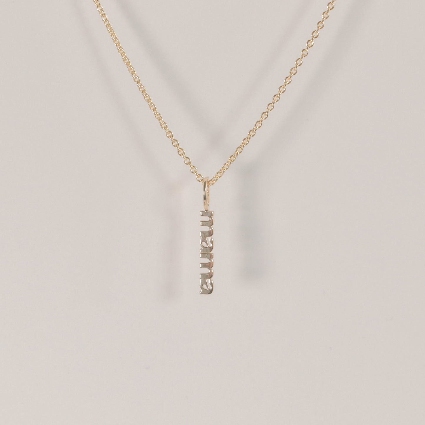 'Mama' Script Vertical Charm
