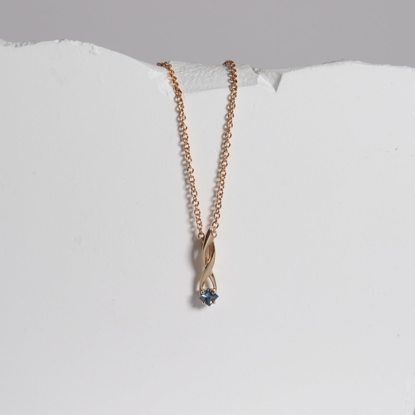 Yogo Sapphire Ribbon Pendant Necklace