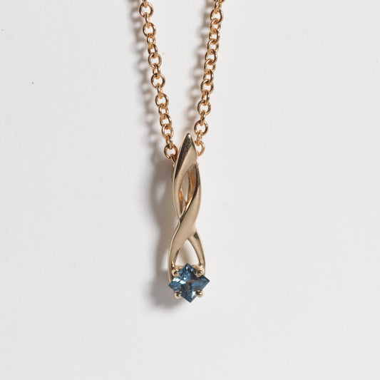 Yogo Sapphire Ribbon Pendant Necklace