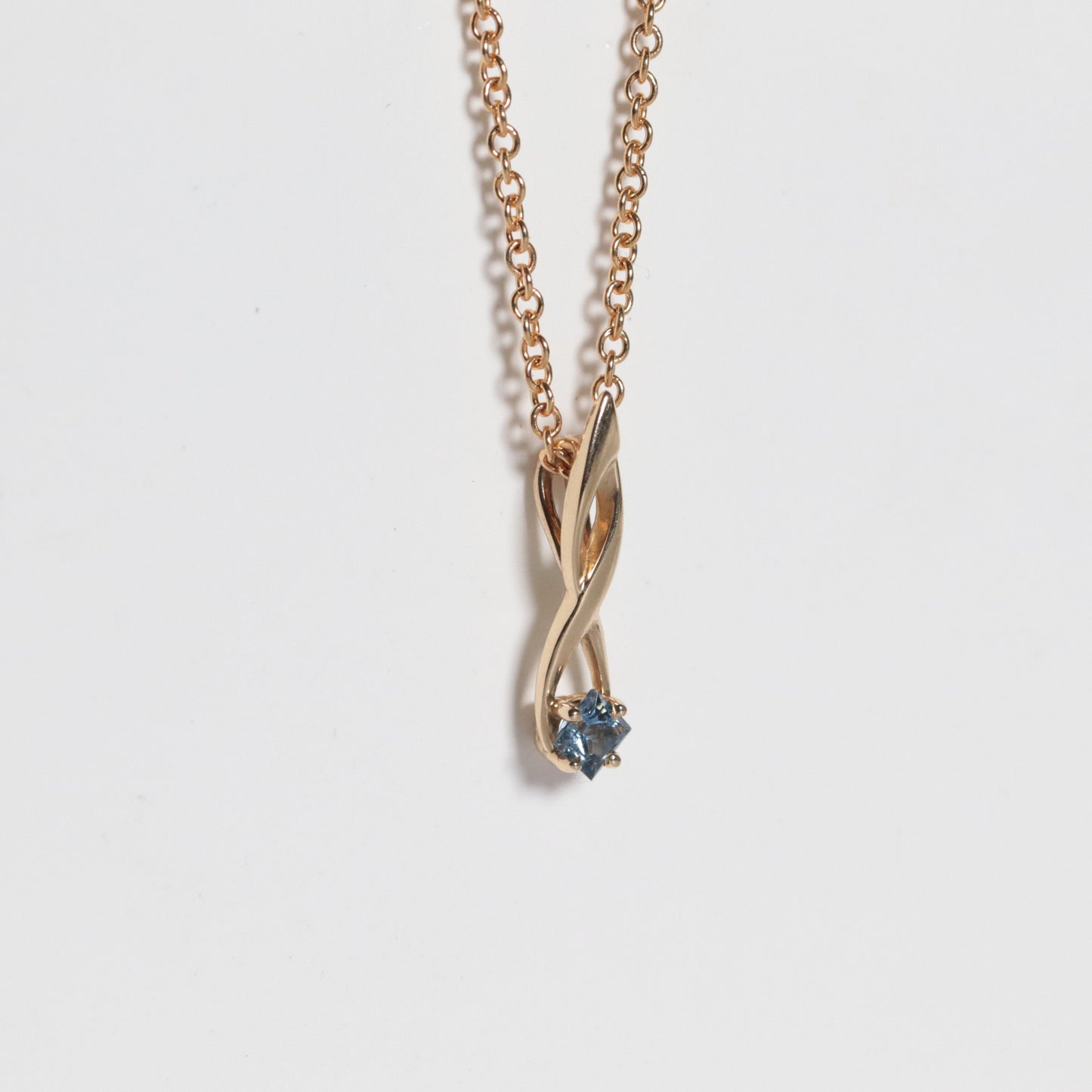 Yogo Sapphire Ribbon Pendant Necklace